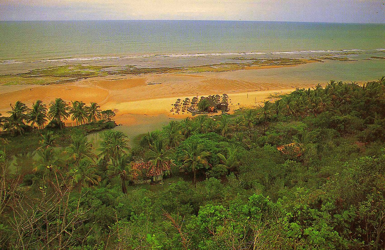 La costa entre Arraial d’Ajuda y Trancoso, con sus acantilados y playas extensas.