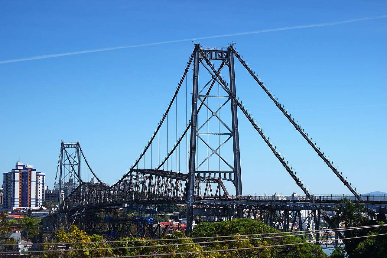 Puente colgante Hercílio Luz bajo cielo azul