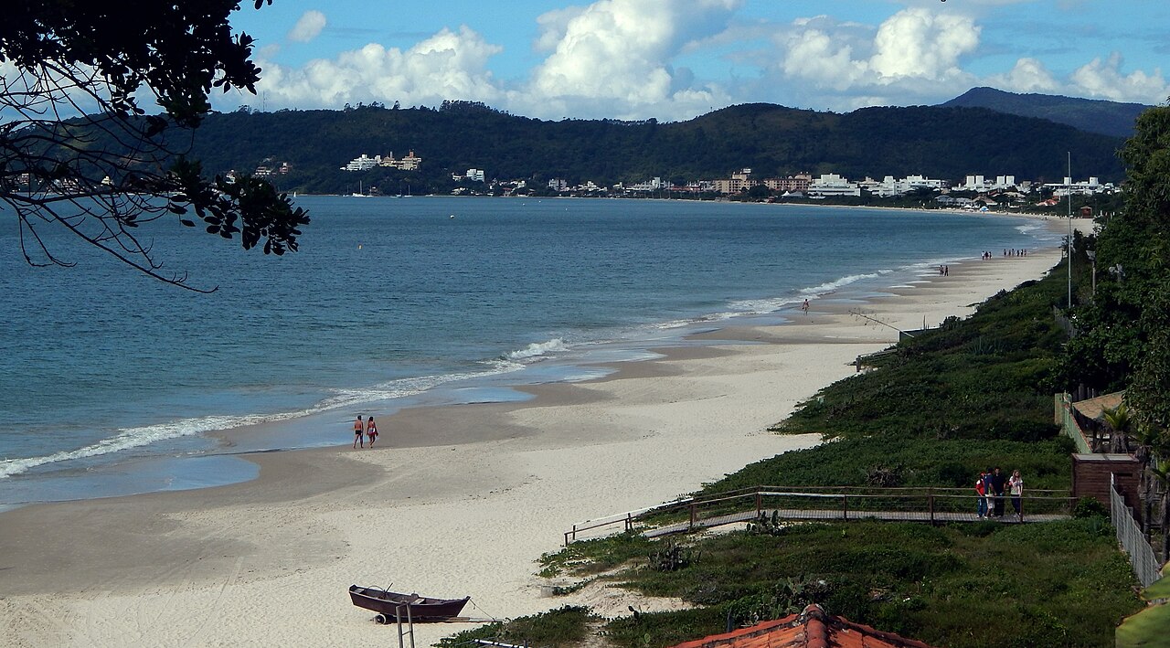 Playa de Jurerê Internacional con arena clara y agua calma