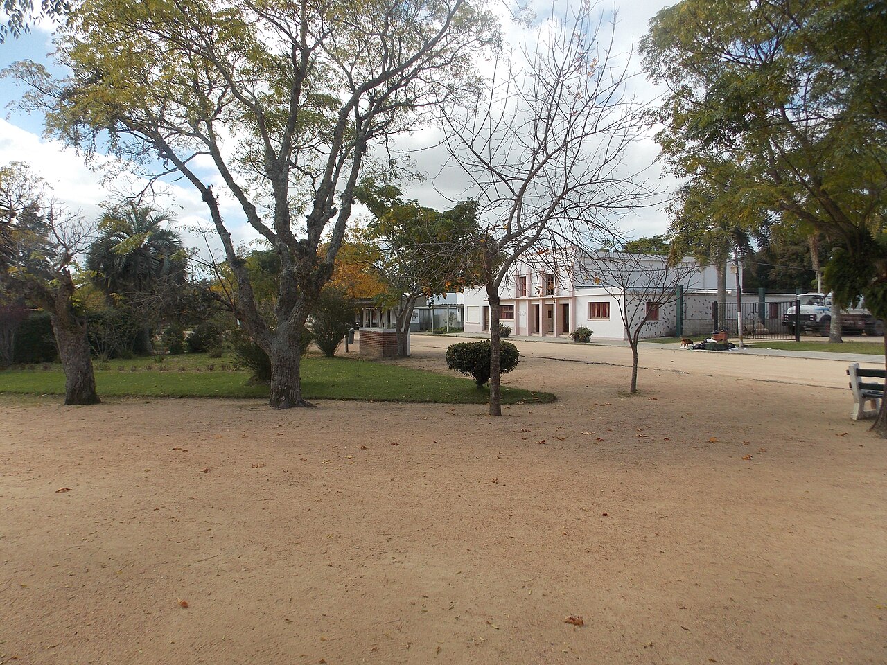 Plaza arbolada de Pueblo Garzón con casas antiguas al fondo