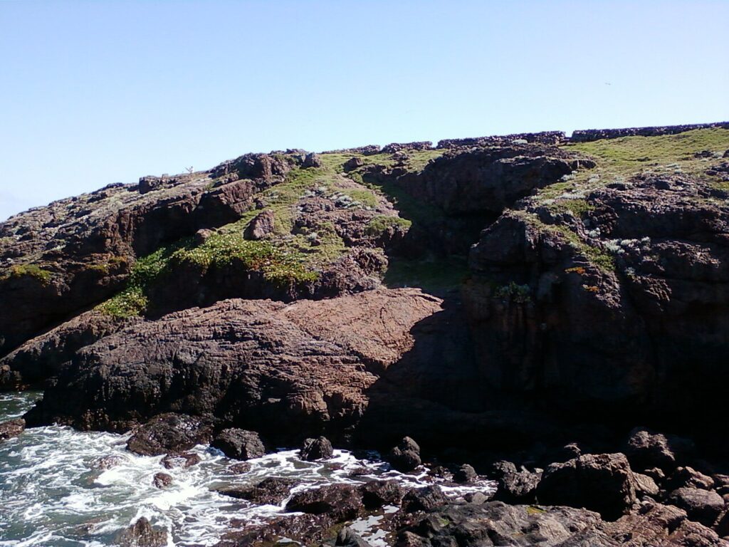 Costa rocosa de Punta Ballena sobre el océano