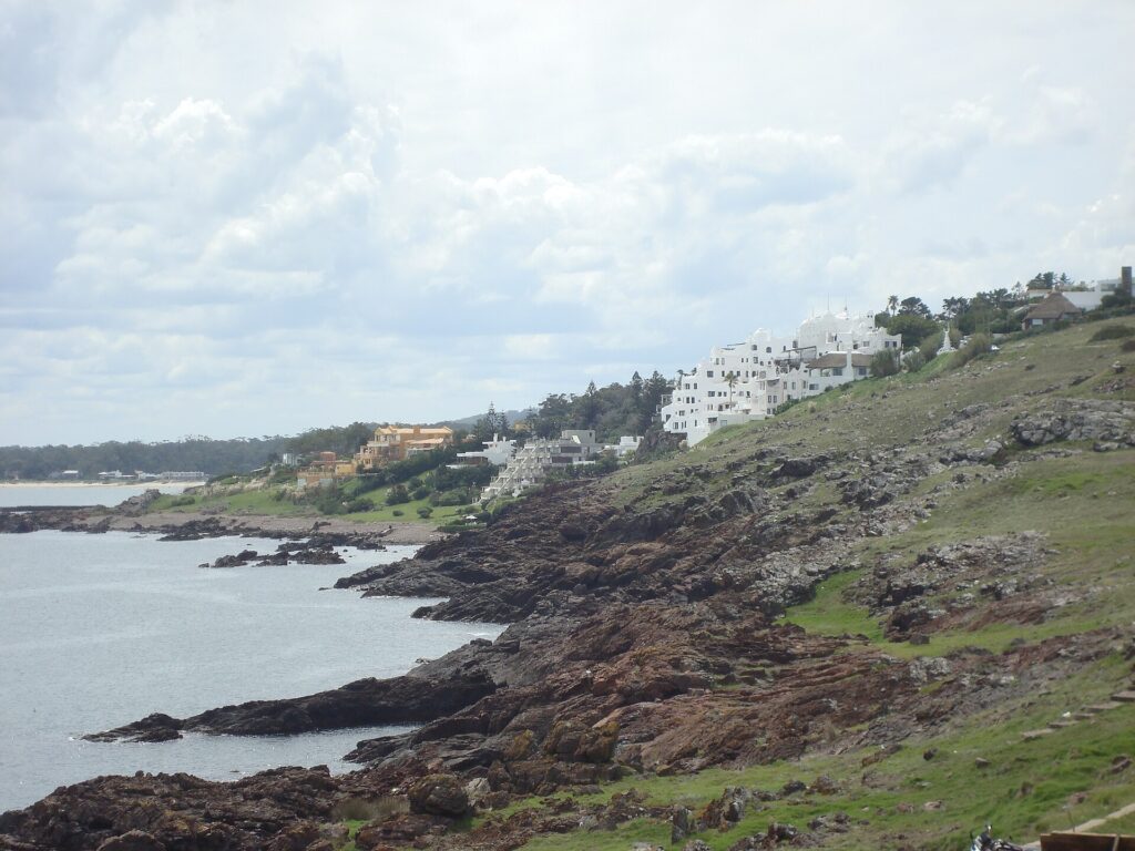 Costa rocosa de Punta Ballena sobre el océano Atlántico, en Maldonado, Uruguay
