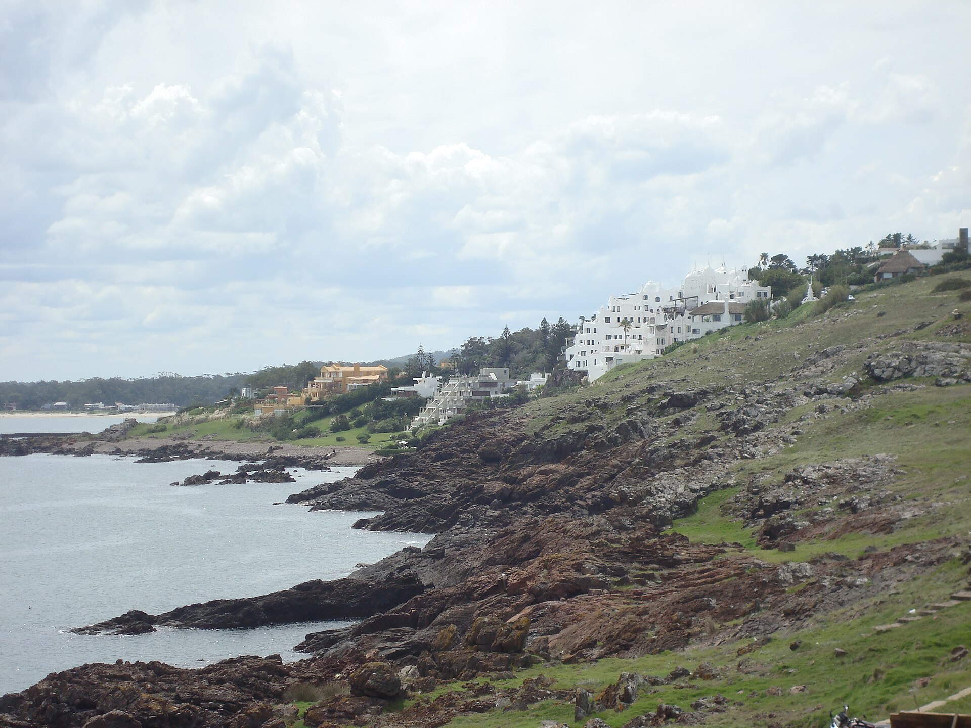Costa rocosa de Punta Ballena sobre el océano Atlántico, en Maldonado, Uruguay