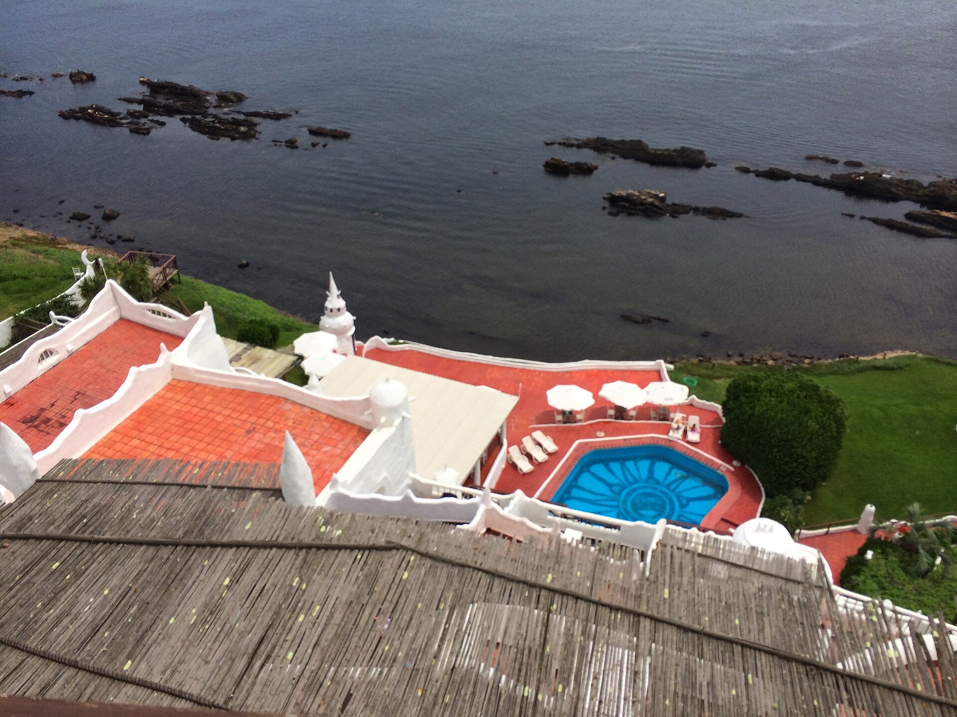 Terrazas blancas de Casapueblo frente al mar en Punta Ballena