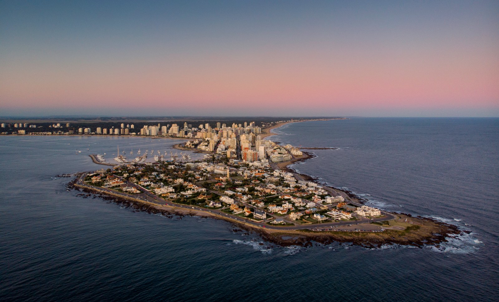 Vista aérea de la península de Punta del Este rodeada por el mar