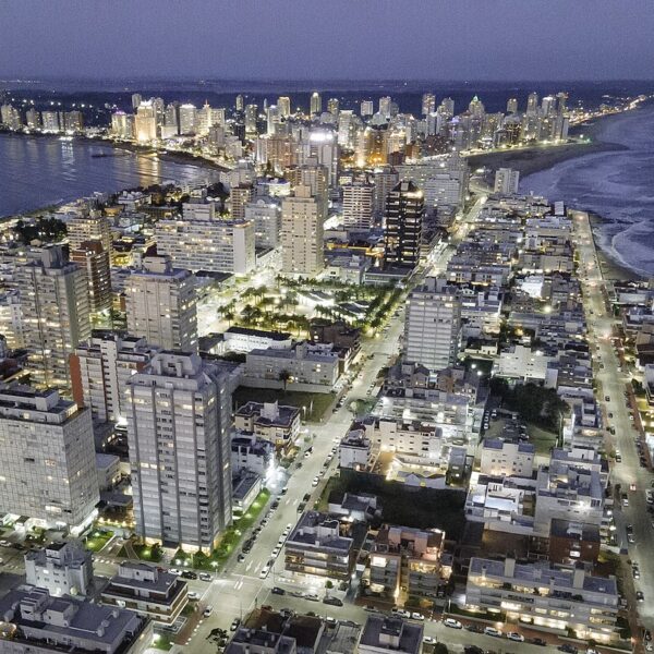 Vista aérea de la península de Punta del Este al anochecer