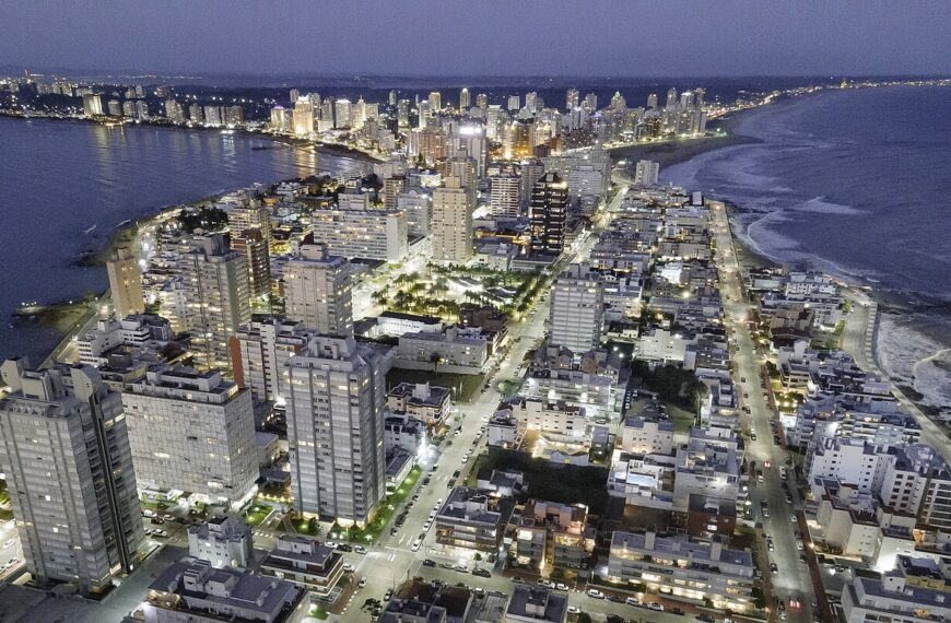 Vista aérea de la península de Punta del Este al anochecer
