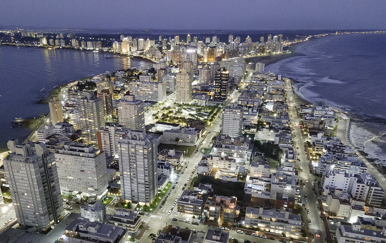 Vista aérea de la península de Punta del Este al anochecer