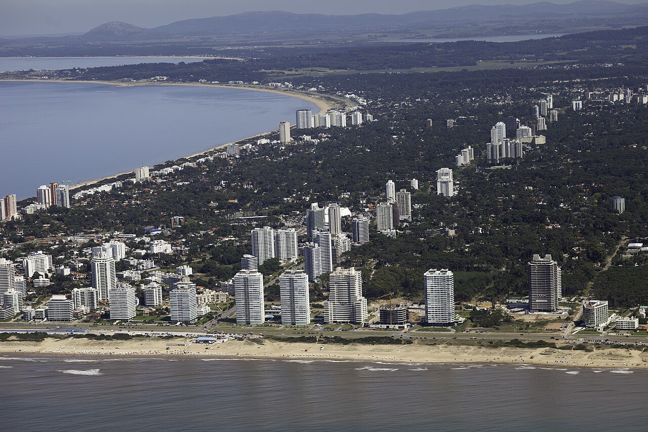 Vista aérea de los edificios frente a la Playa Brava de Punta del Este con la península al fondo