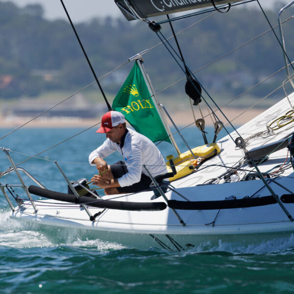 Velero con la bandera de Rolex navegando durante el Rolex Circuito Atlántico Sur