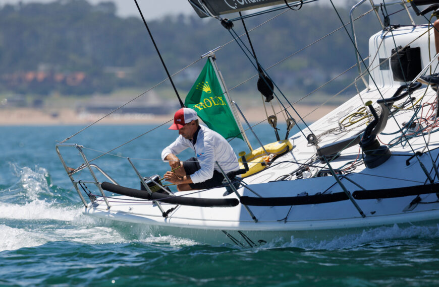 Velero con la bandera de Rolex navegando durante el Rolex Circuito Atlántico Sur