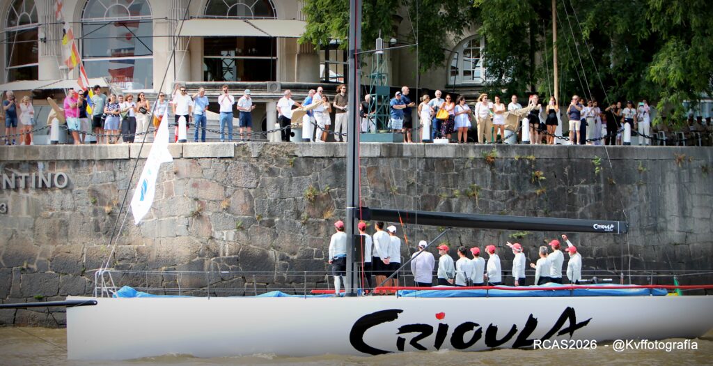 El velero Crioula en el desfile previo a la regata Buenos Aires – Punta del Este