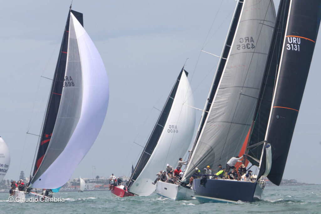 Veleros con spinnaker frente a Playa Mansa en Punta del Este