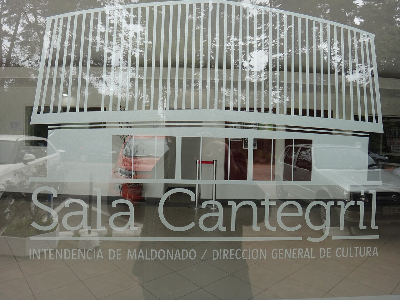 Fachada de la Sala Cantegril en Punta del Este