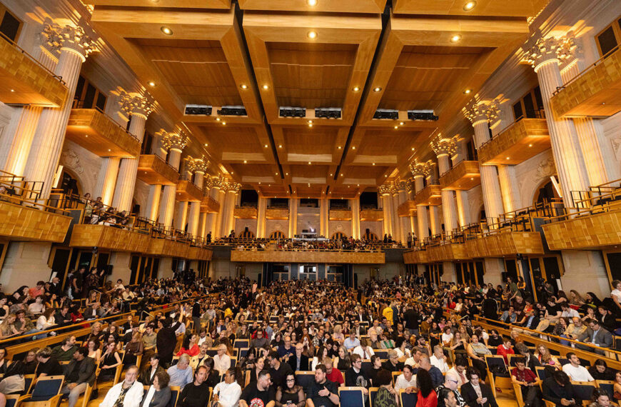 Público en la Sala São Paulo durante la ceremonia de apertura de la 50.ª Mostra Internacional de Cinema
