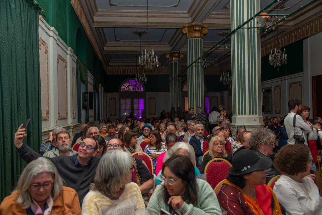 Público en el Salón Dorado del Argentino Hotel durante el festival Piriápolis de Película