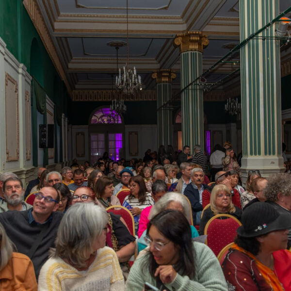 Público en el Salón Dorado del Argentino Hotel durante el festival Piriápolis de Película