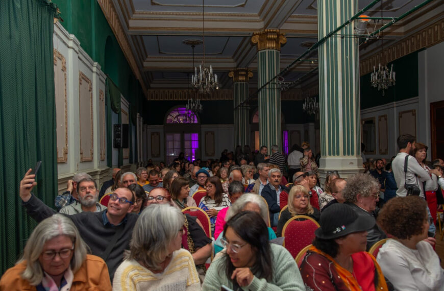 Público en el Salón Dorado del Argentino Hotel durante el festival Piriápolis de Película