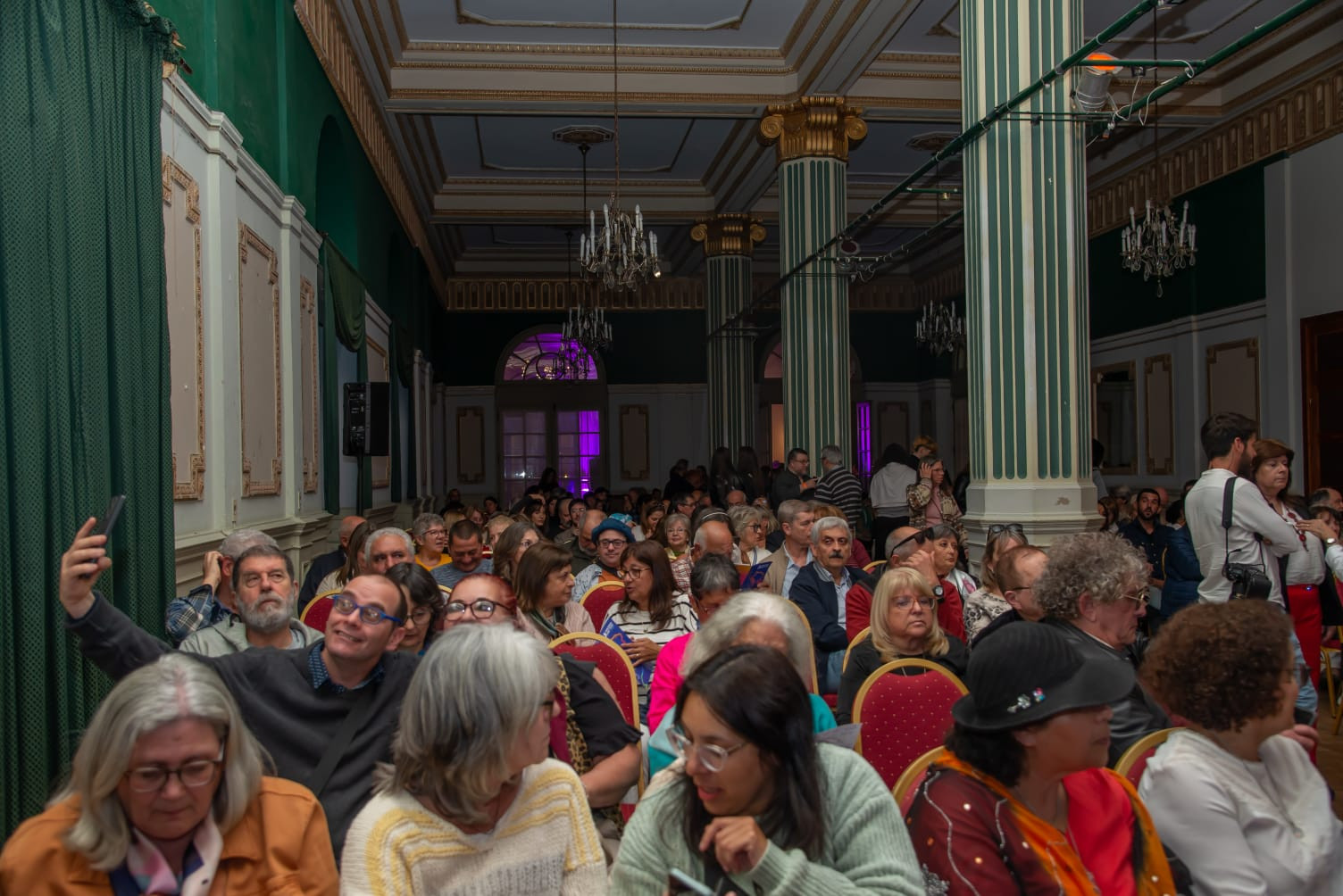 Público en el Salón Dorado del Argentino Hotel durante el festival Piriápolis de Película