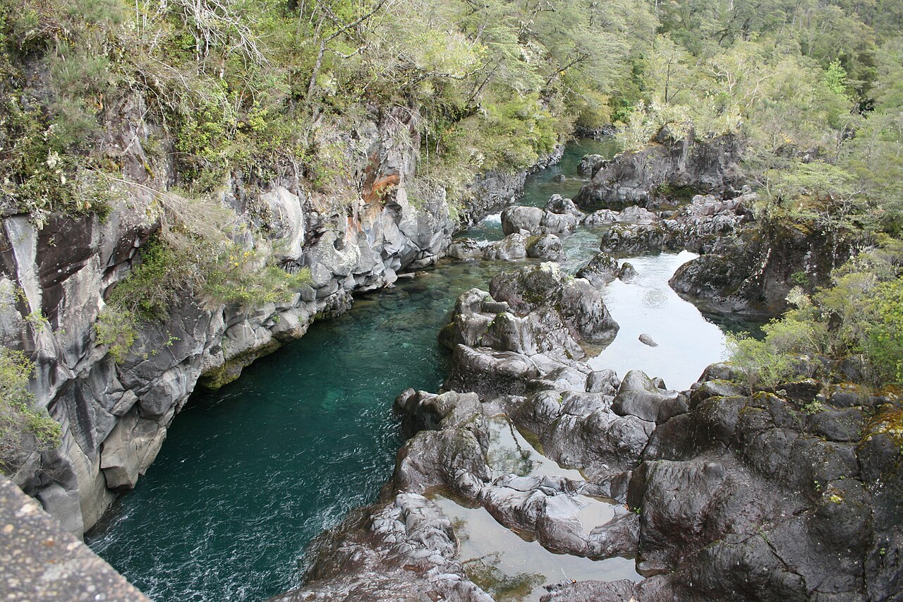 Aguas turquesas del río Petrohué entre rocas volcánicas