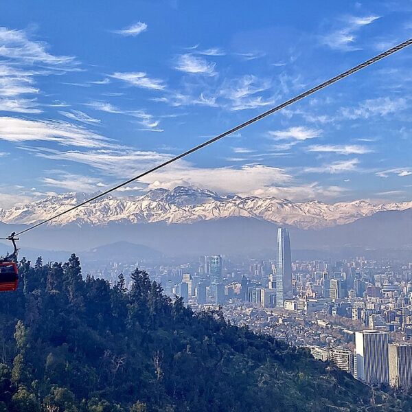 Santiago de Chile con la cordillera de los Andes nevada vista desde el teleférico