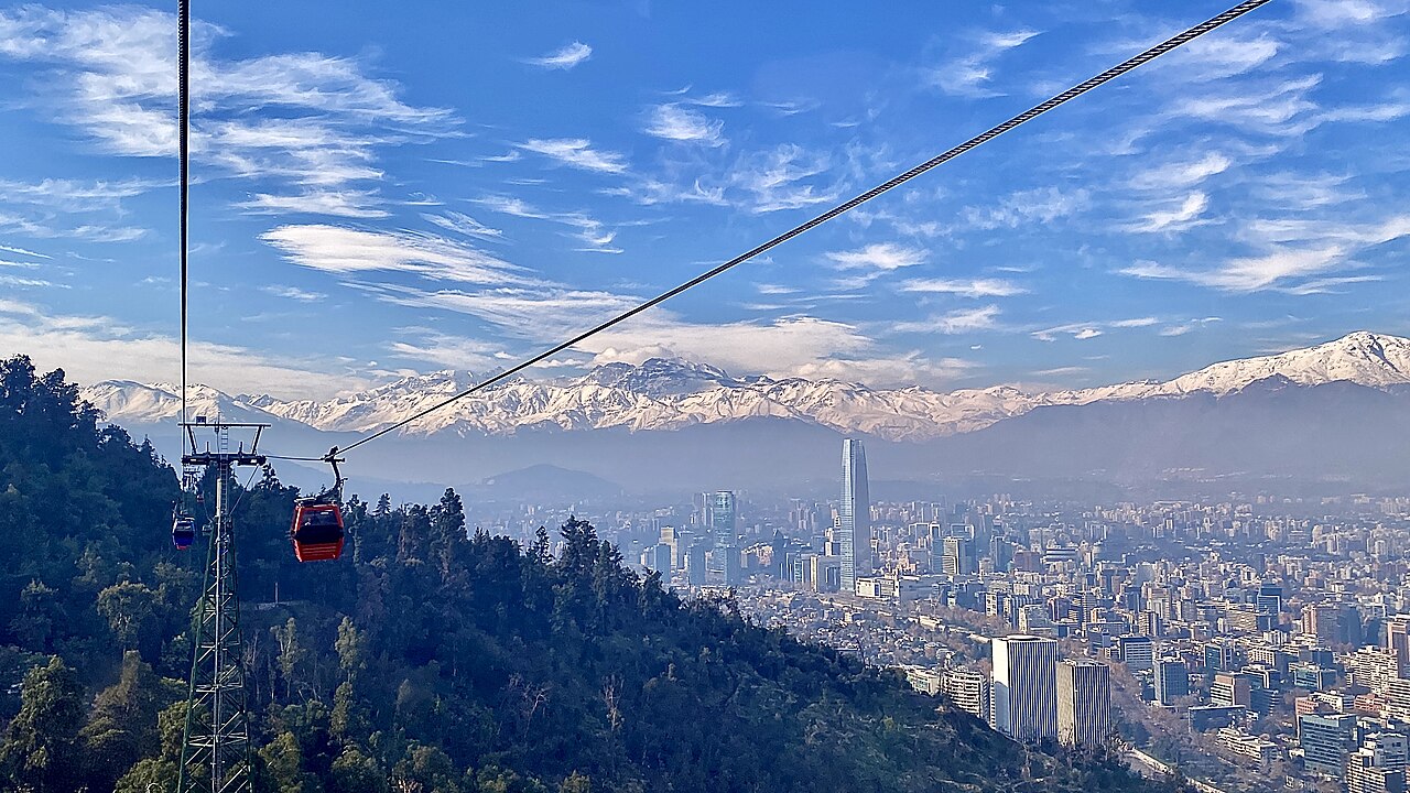 Santiago de Chile con la cordillera de los Andes nevada vista desde el teleférico
