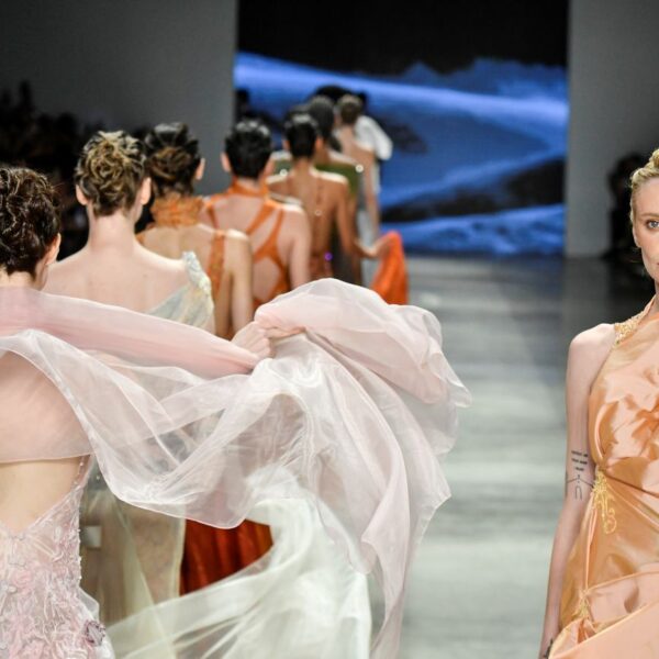 La pasarela de América Latina: tres décadas de la São Paulo Fashion Week y el brillo de la alta costura en Ibirapuera.