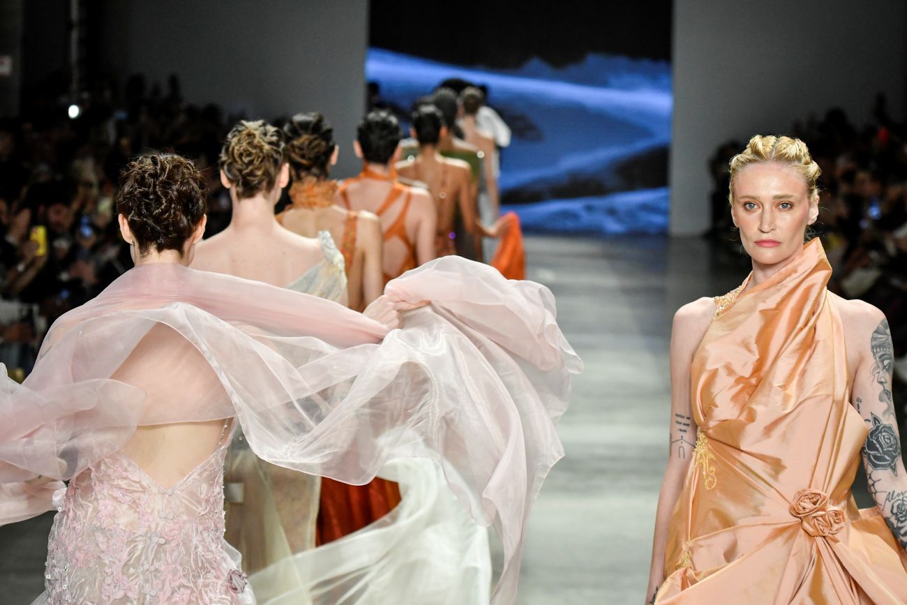 La pasarela de América Latina: tres décadas de la São Paulo Fashion Week y el brillo de la alta costura en Ibirapuera.