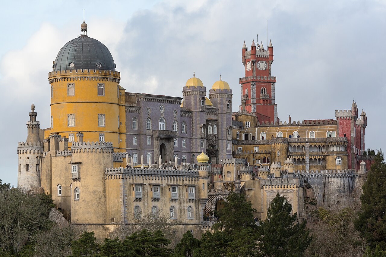 Fachadas amarillas y rojas del Palacio da Pena en Sintra