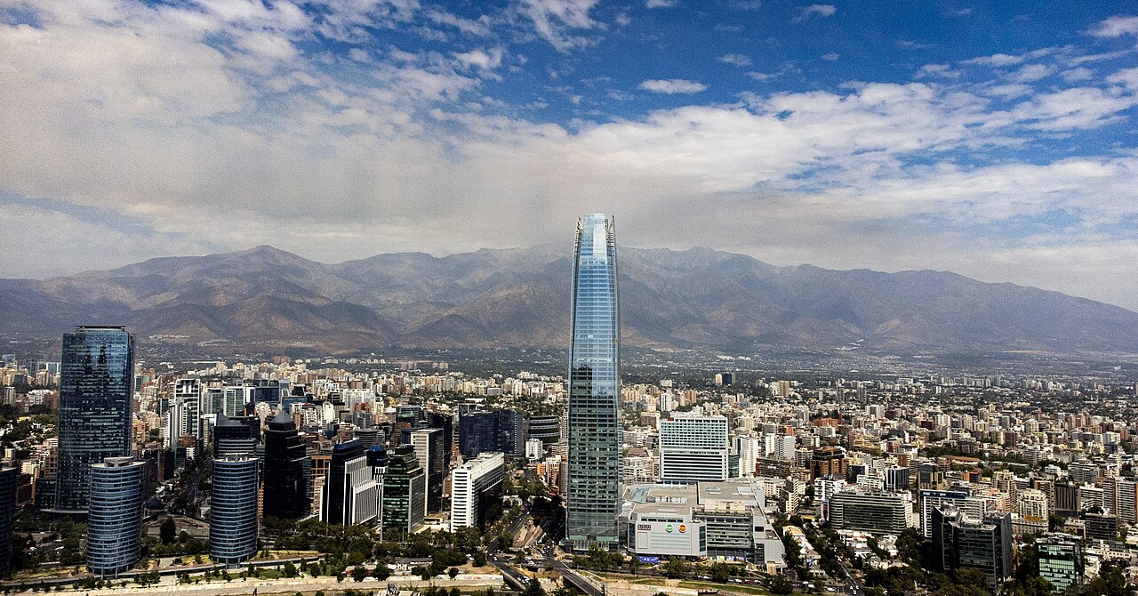 Skyline de Santiago con la Gran Torre y la cordillera