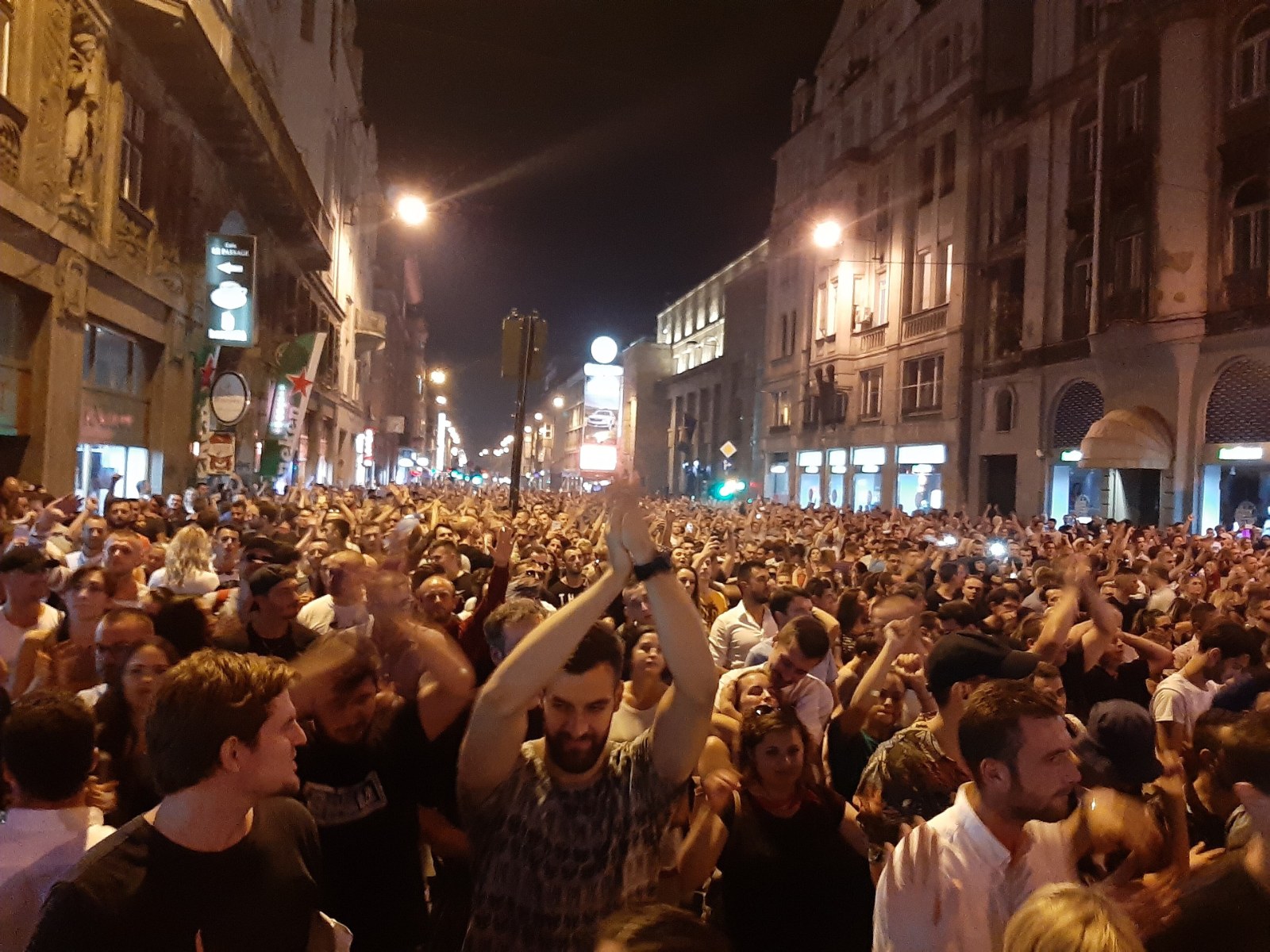 Multitud bailando en una calle durante un show de Solomun