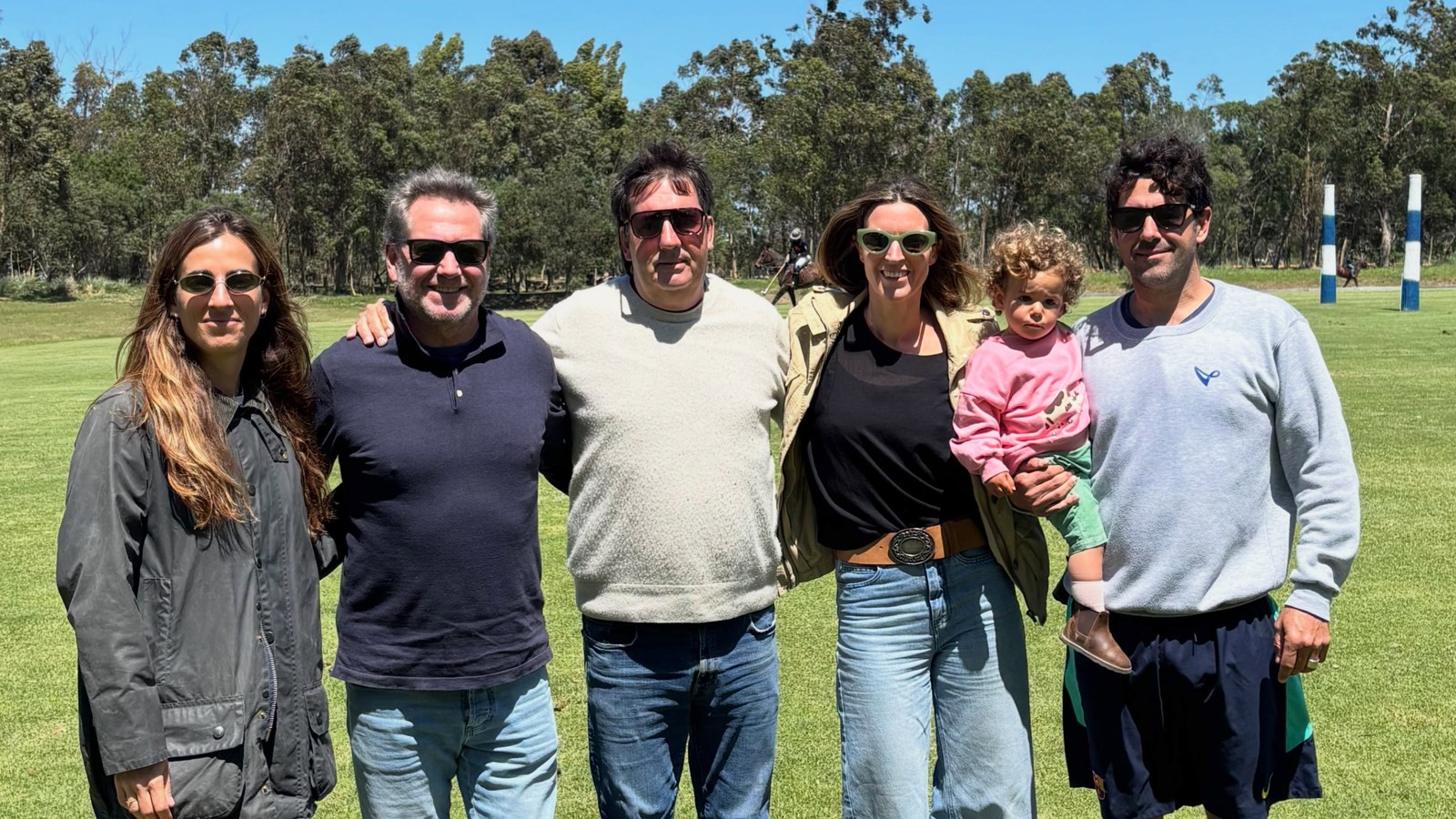 Grupo de asistentes en la cancha de Punta del Este Polo Club durante la Spring Cup 2026