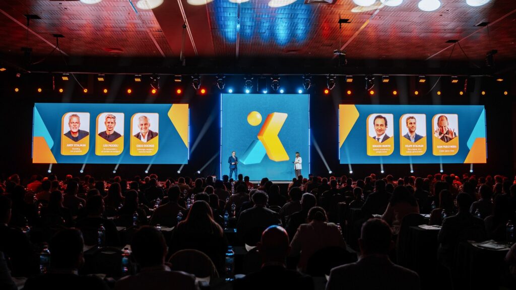 Auditorio con pantallas y público durante una edición de SuperNext