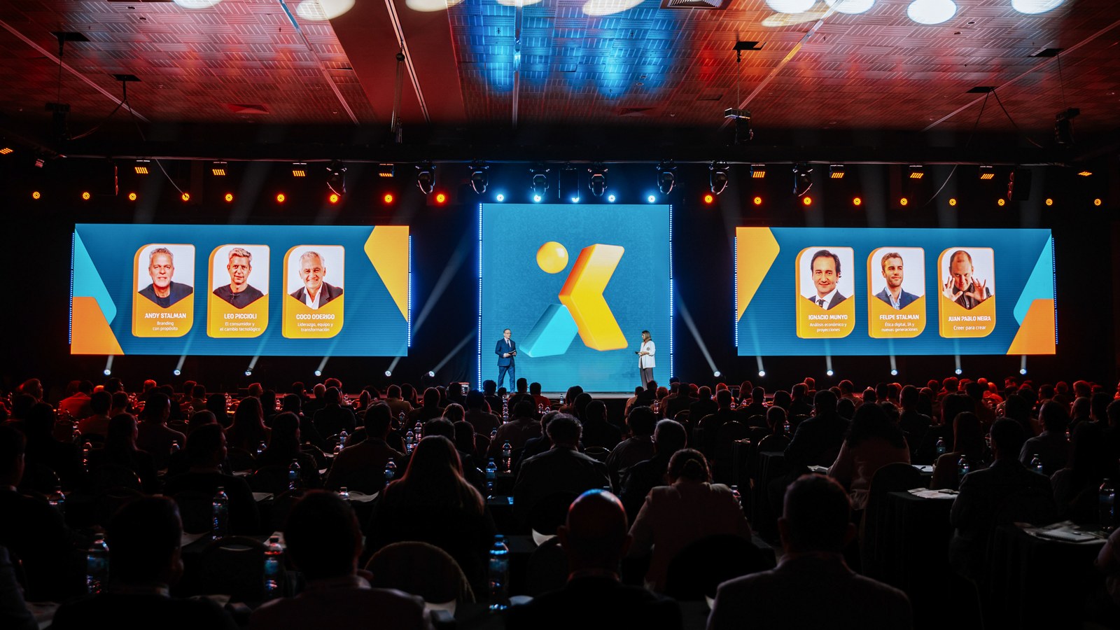 Auditorio con pantallas y público durante una edición de SuperNext