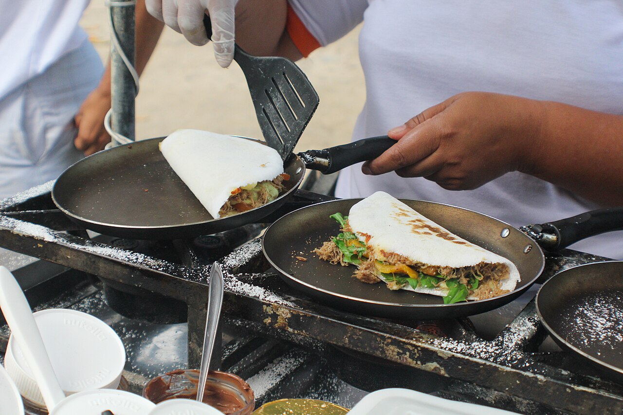 La tapioca, uno de los bocados típicos que se preparan al paso en el Quadrado.