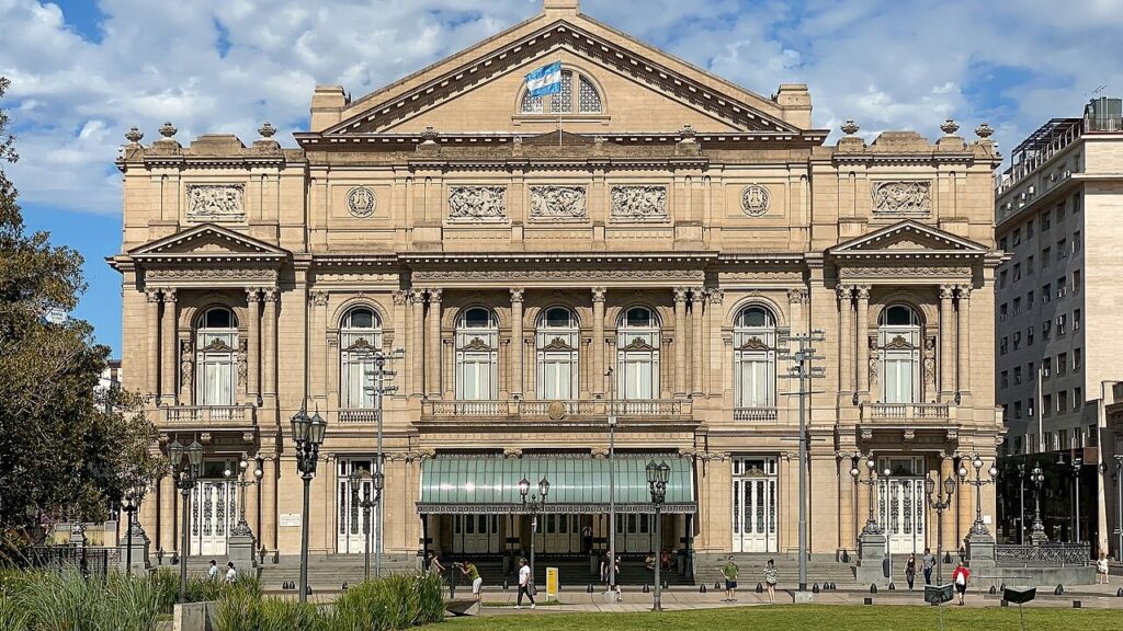 Fachada del Teatro Colón de Buenos Aires en un día soleado