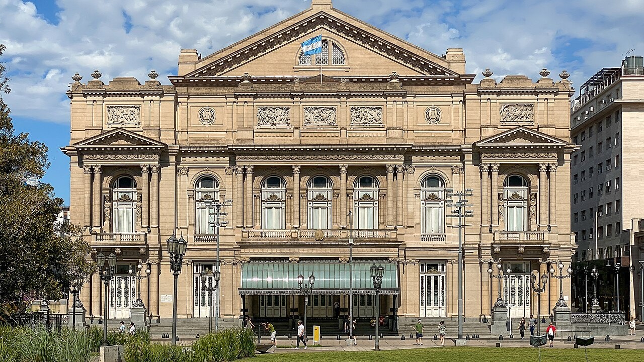 Fachada del Teatro Colón de Buenos Aires en un día soleado
