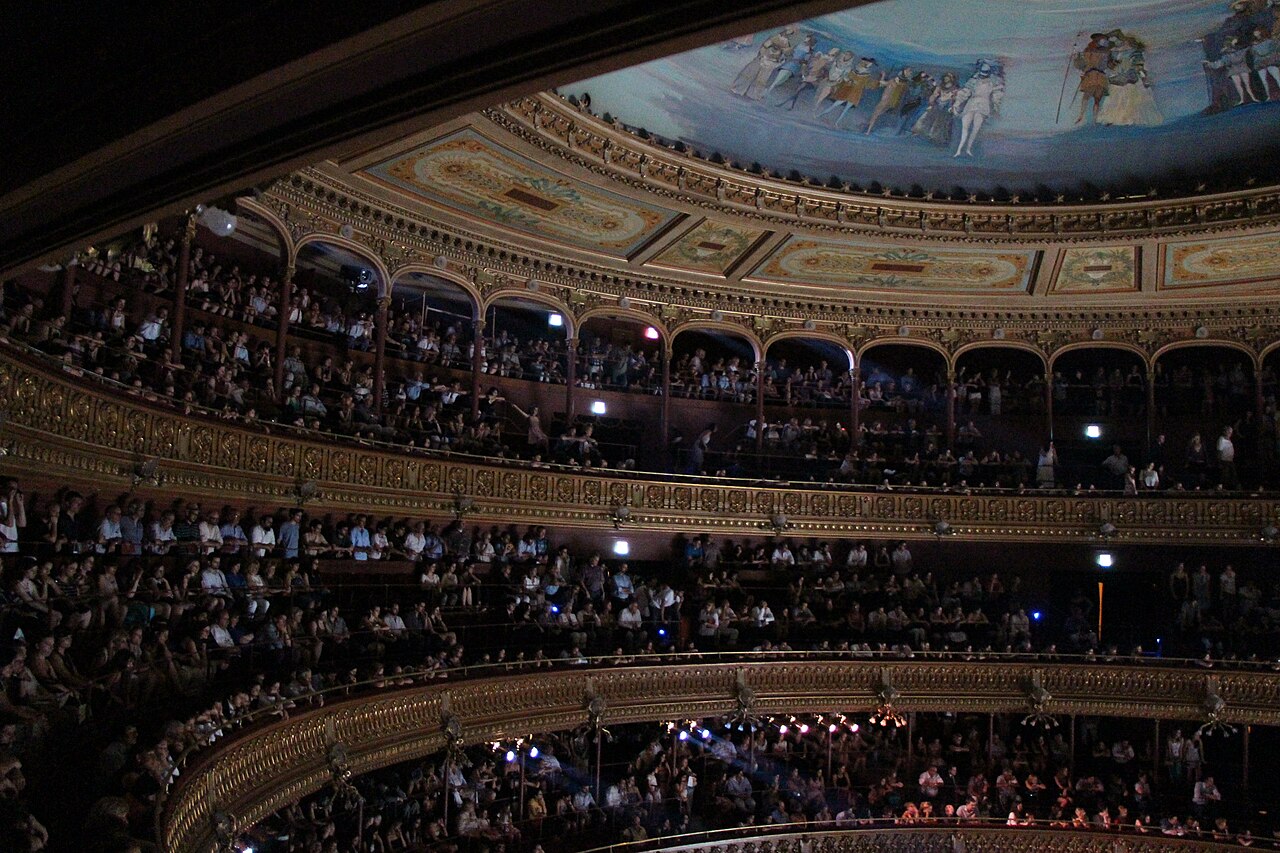 Sala principal del Teatro Colón con palcos iluminados y cúpula