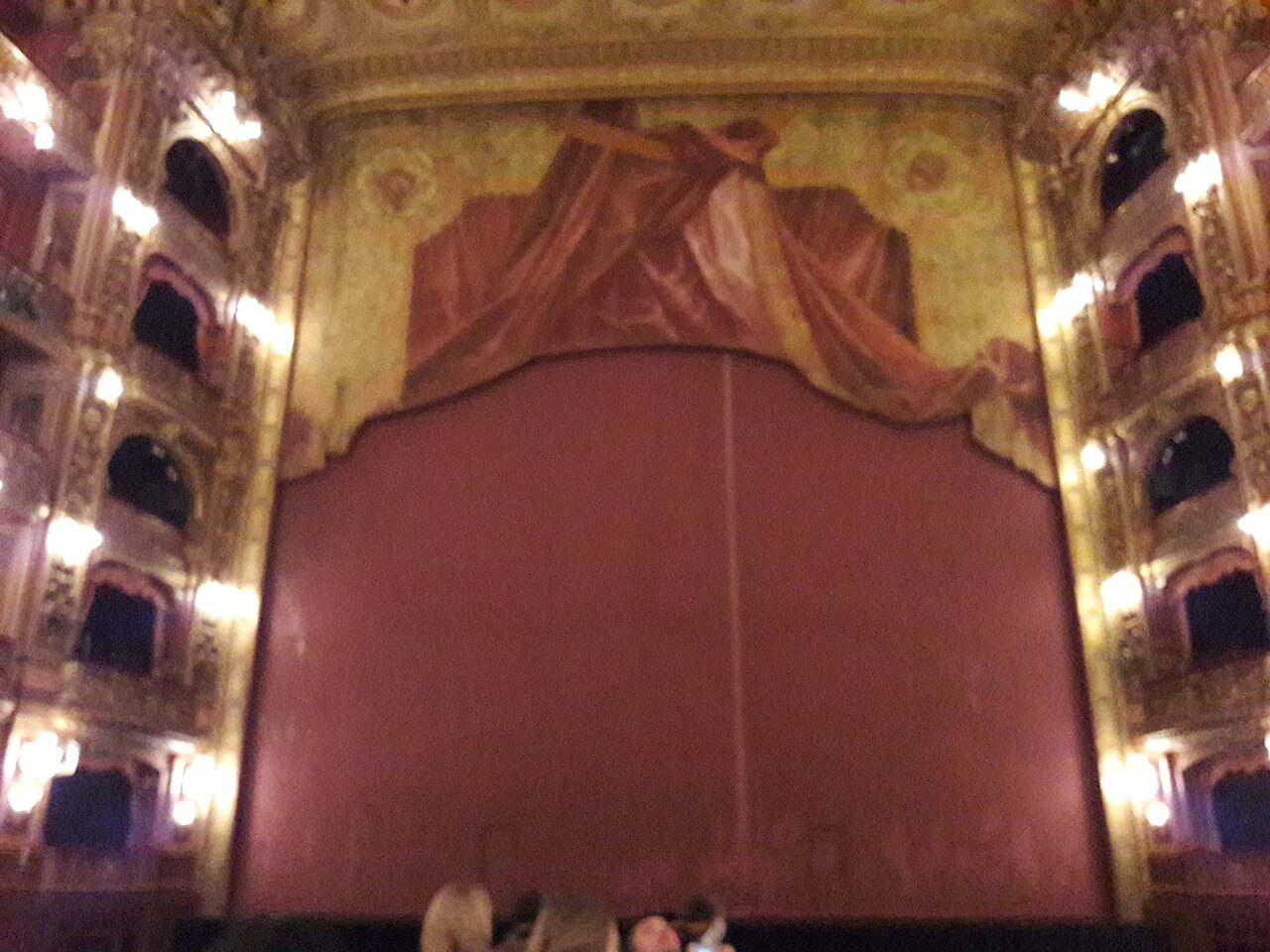 Telón rojo y dorado del escenario del Teatro Colón