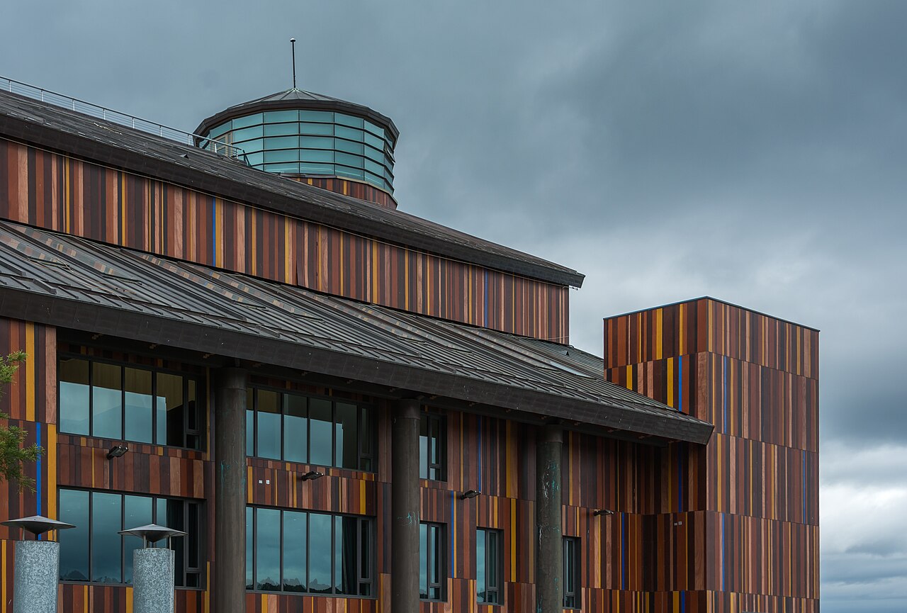 Edificio del Teatro del Lago revestido en madera en Frutillar