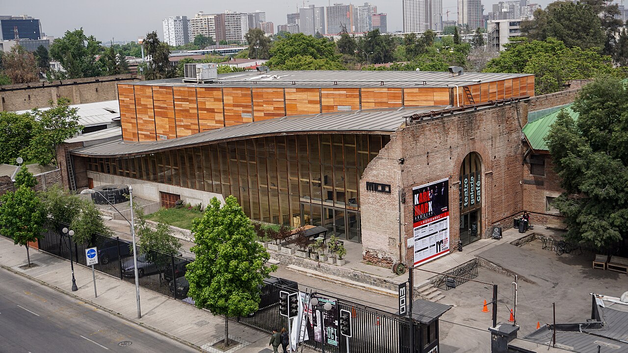 Edificio del Teatro Principal del Centro Cultural Matucana 100 en Santiago