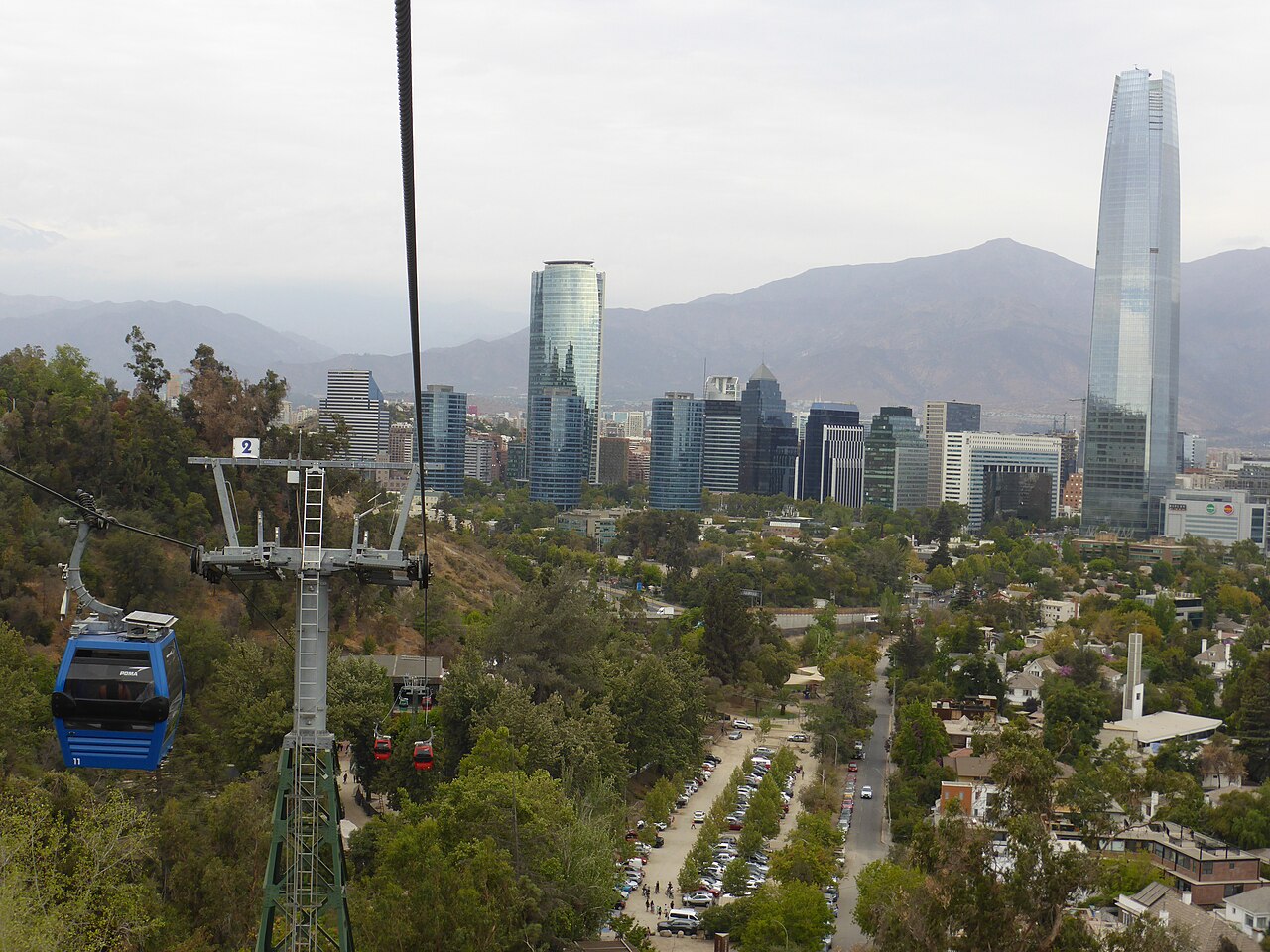 Cabinas del teleférico del cerro San Cristóbal con edificios de Santiago al fondo