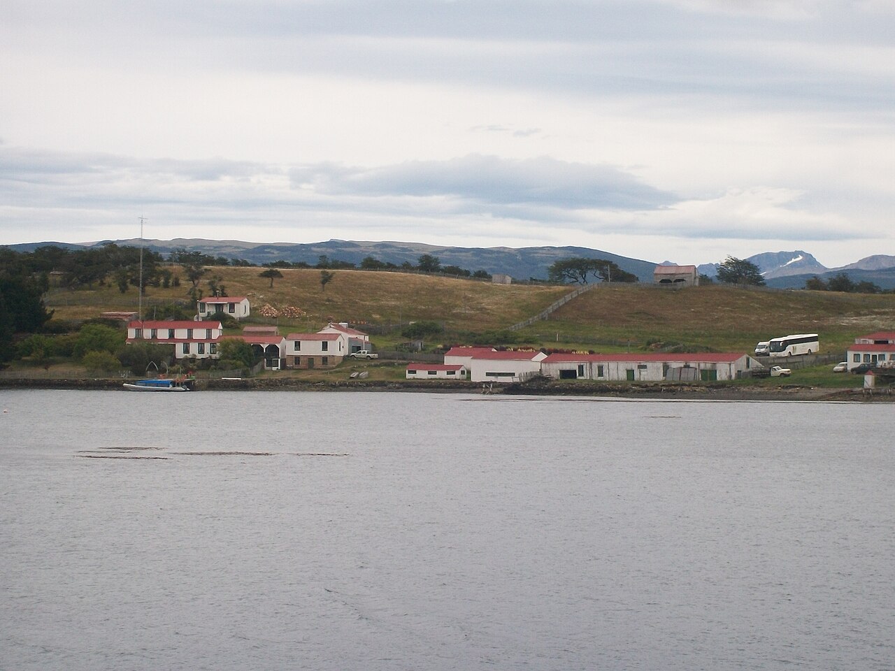 Vista de la Estancia Harberton a orillas del Canal Beagle