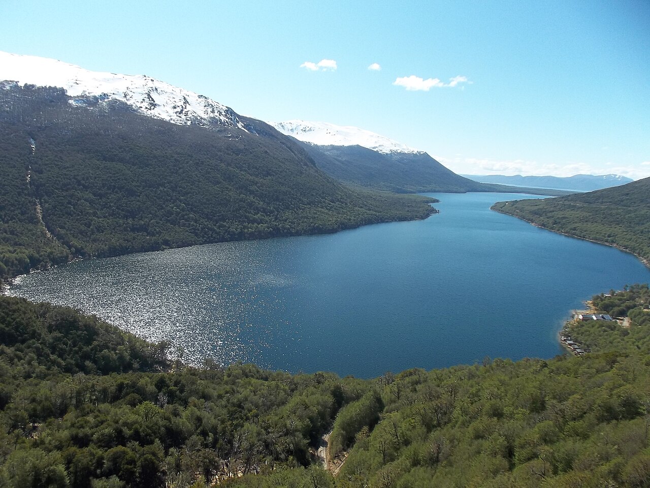 Vista del Lago Escondido rodeado de montañas en Tierra del Fuego