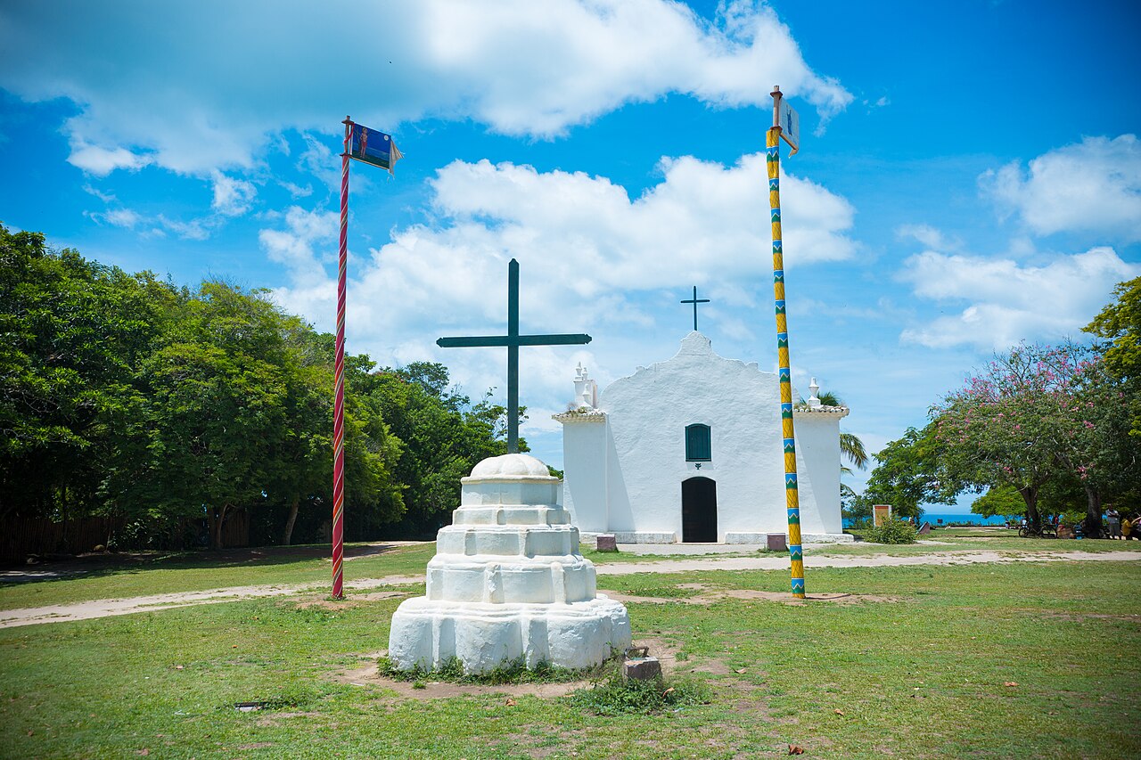 La iglesia de São João Batista, con su cruz y sus mástiles de fiesta, preside el extremo del Quadrado.