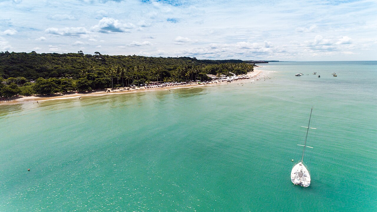 La Praia dos Coqueiros, a pocos minutos a pie del Quadrado, tiene aguas calmas y transparentes.