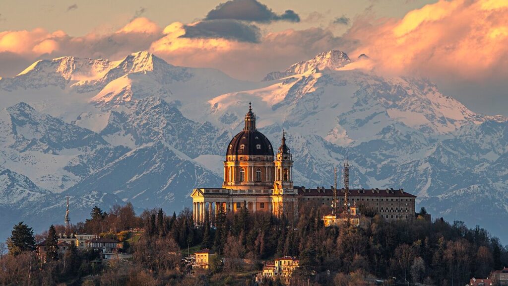 Basílica de Superga sobre Turín al atardecer con los Alpes nevados de fondo