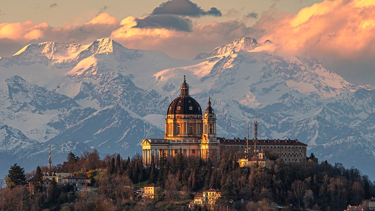 Basílica de Superga sobre Turín al atardecer con los Alpes nevados de fondo