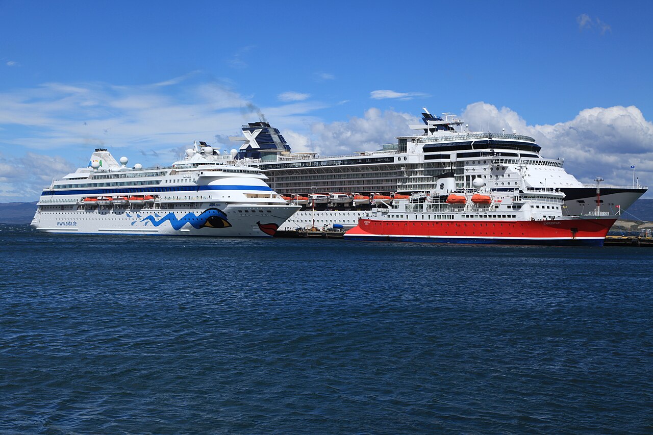 Cruceros de expedición amarrados en el puerto de Ushuaia