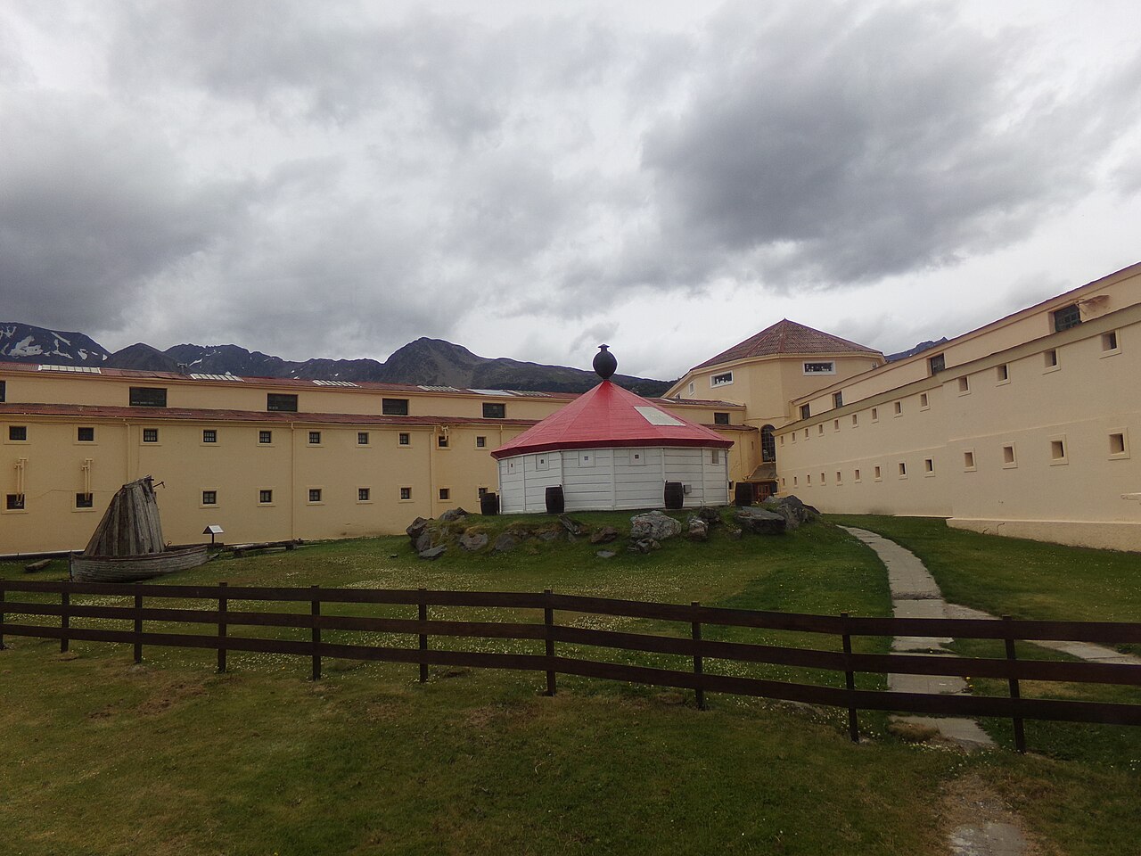 Edificio del Museo Marítimo y ex Presidio de Ushuaia con su pabellón central
